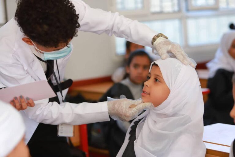 طلبة طب الفم والأسنان بجامعة العطاء ينفذون زيارة توعوية لمدرسة أروى للبنات للبنات